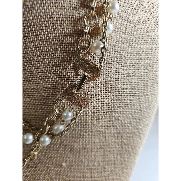 Vintage faux pearls with gold tone chain. - Picture 3 of 4